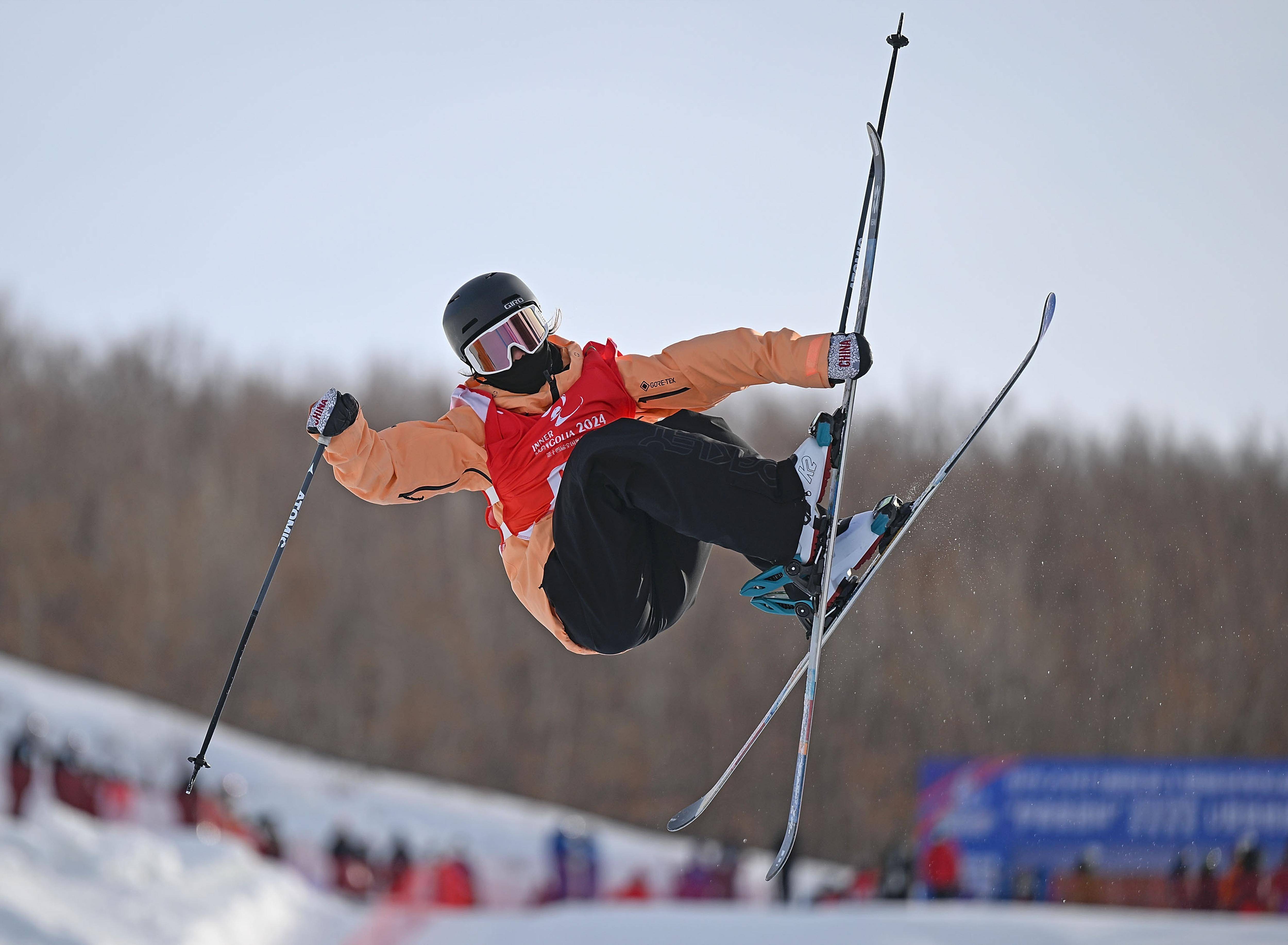 2月26日,河北队选手周思雨在比赛中.最终,她获得第四名.