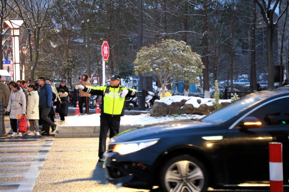 江苏盐城:警灯闪耀 点亮守护元宵的"平安灯"_宣传_公安_景区