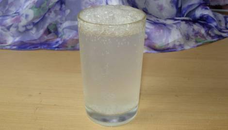很多痛风病人知道,喝苏打水可以缓解痛风,因为碳酸氢钠能促进尿酸溶解