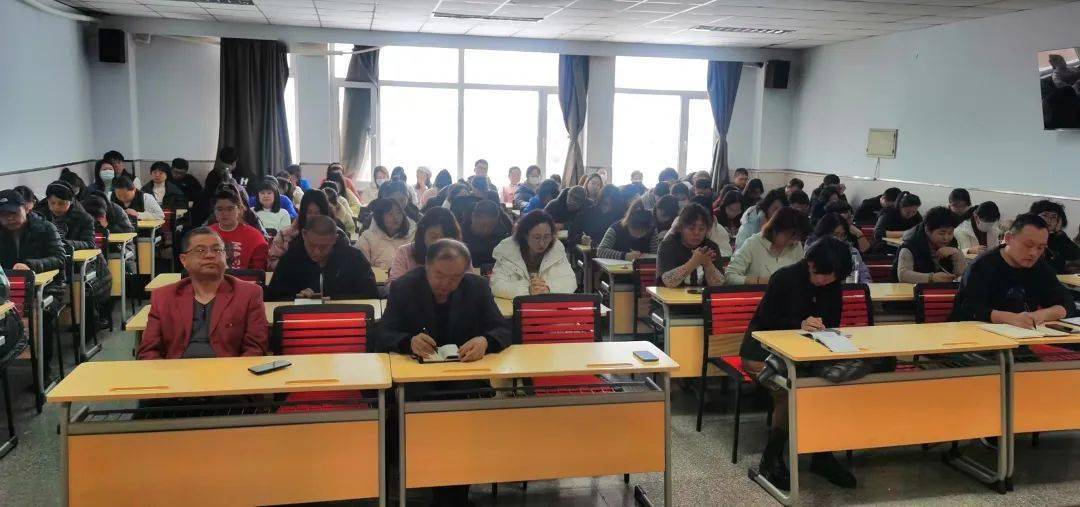 开学第一天升旗仪式市五中,通钢二中,通钢一小开启了新学期的学习和