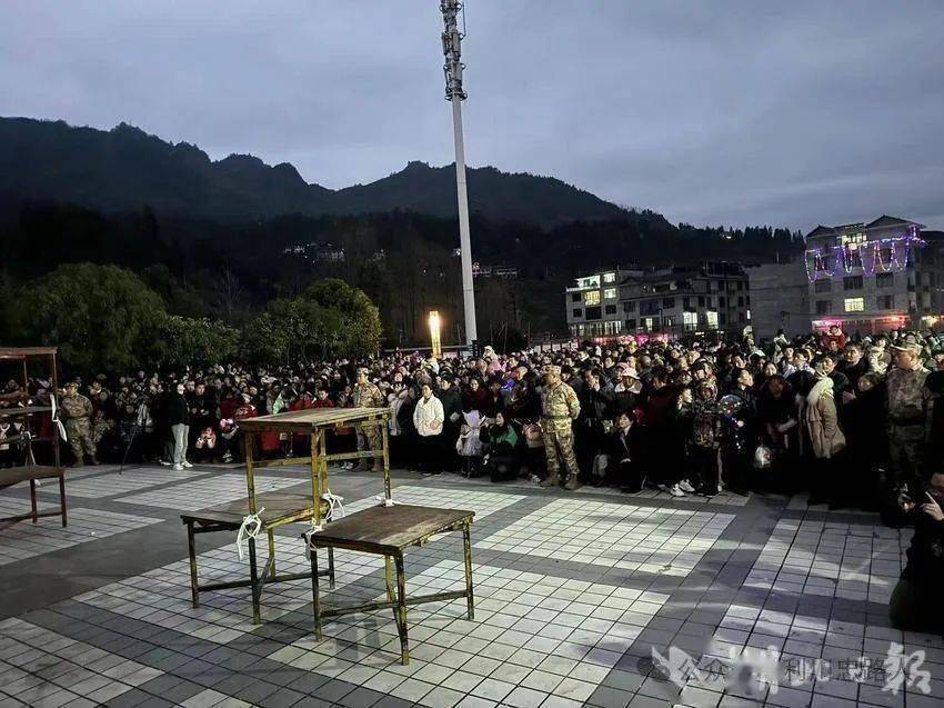 利川市忠路镇:安全背后的无名英雄 ——民兵协助维护现场秩序_烟花