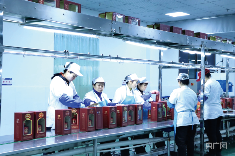 安徽宣酒集团包装车间场景(央广网发 戴丹丹摄)央广网宣城2月26日消息