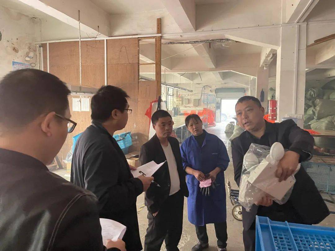 执法大队联合工信局到永丰县炫丰服装有限公司,永丰县海根灯泡加工厂