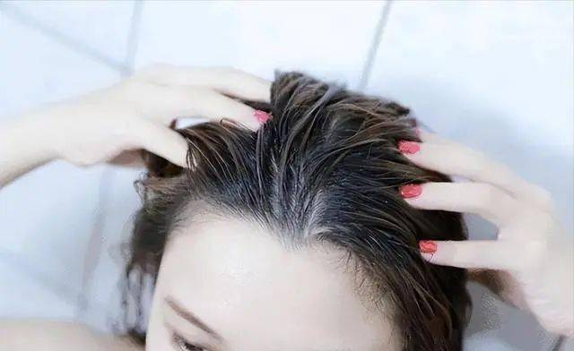 洗完头发就容易出油变软塌?