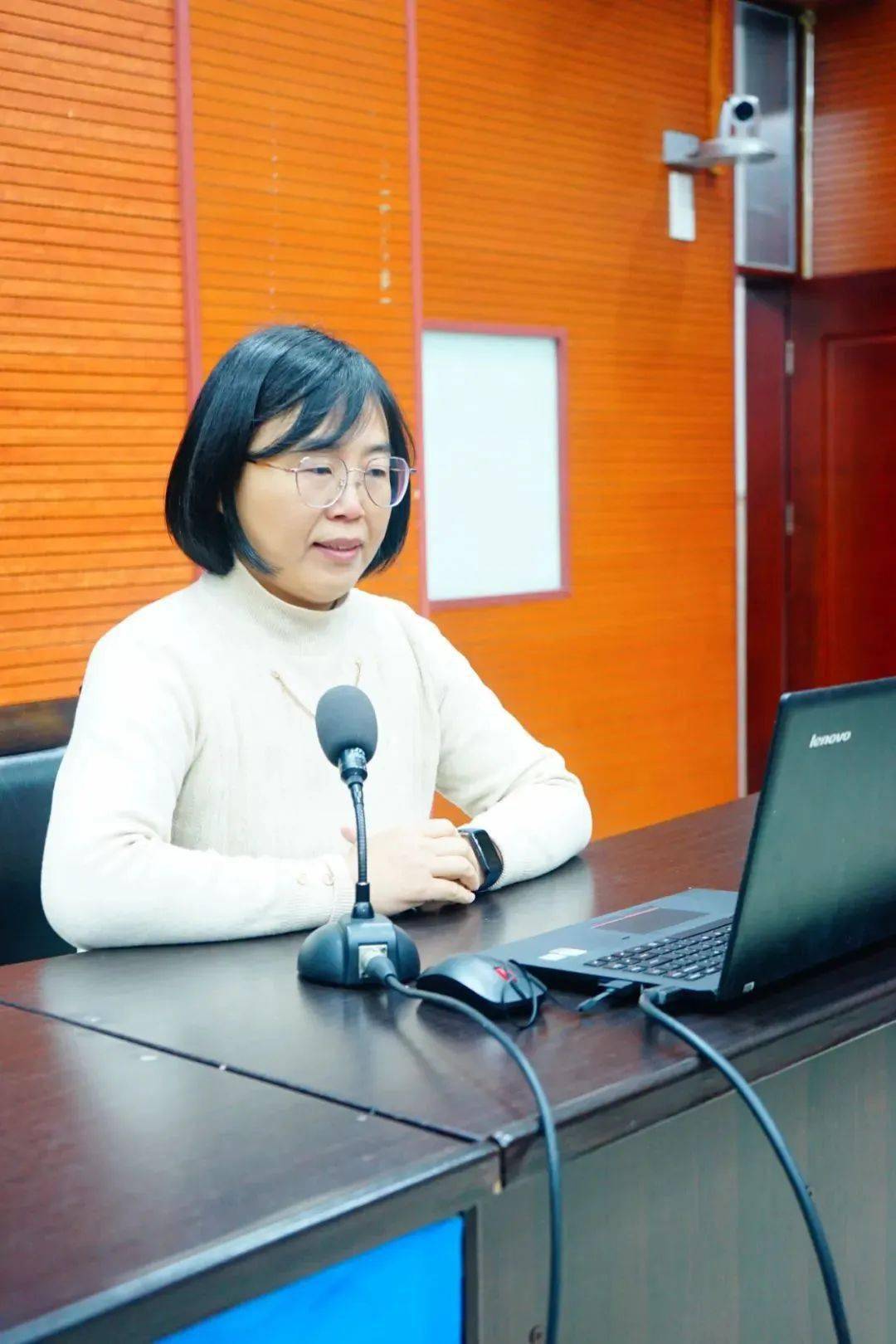 优秀班主任代表郑琼妮老师则以《新学期需要仪式感》为题,围绕开学第