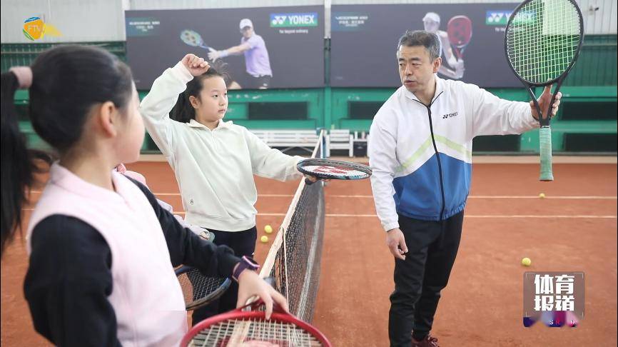 从事这一行业已经有20余年的时间,回想起当年转型成为网球教练,铁烈
