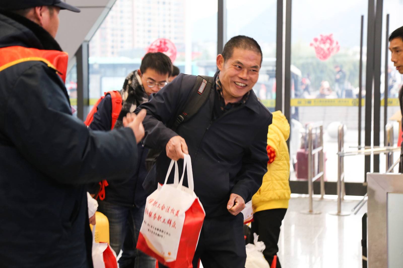 铜仁市566名务工人员乘专列返岗复工_劳动力_服务_引导