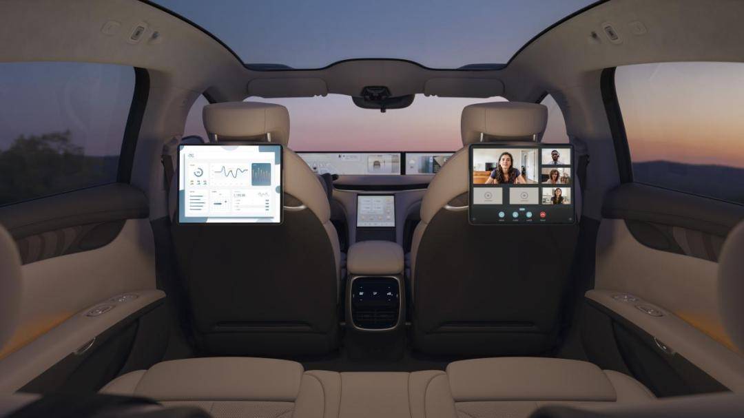 坞",可以接通电子屏和化妆镜等物件,让座舱成为可自由定义的百变空间