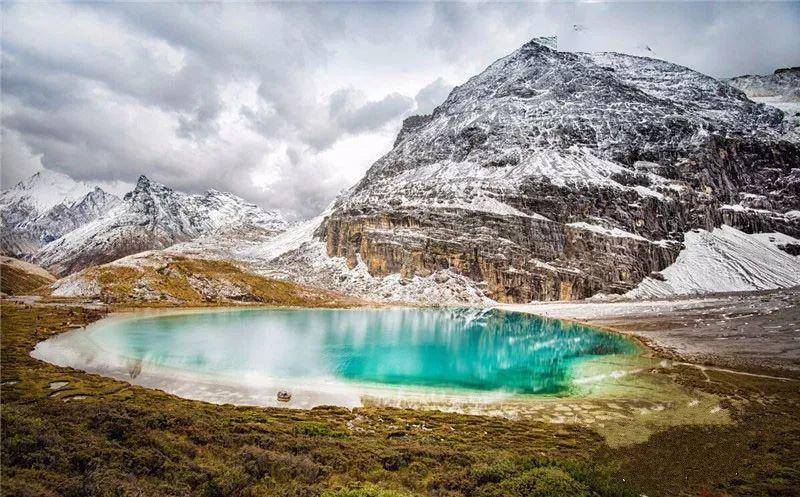 湖水正好倒影着仙乃日的雄姿,虽不全,但也足以让湖水沾上点神山的灵气