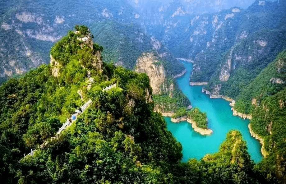 风光独特,人文景观丰富,是一处兼有南北山水特色的山岳型风景名胜区