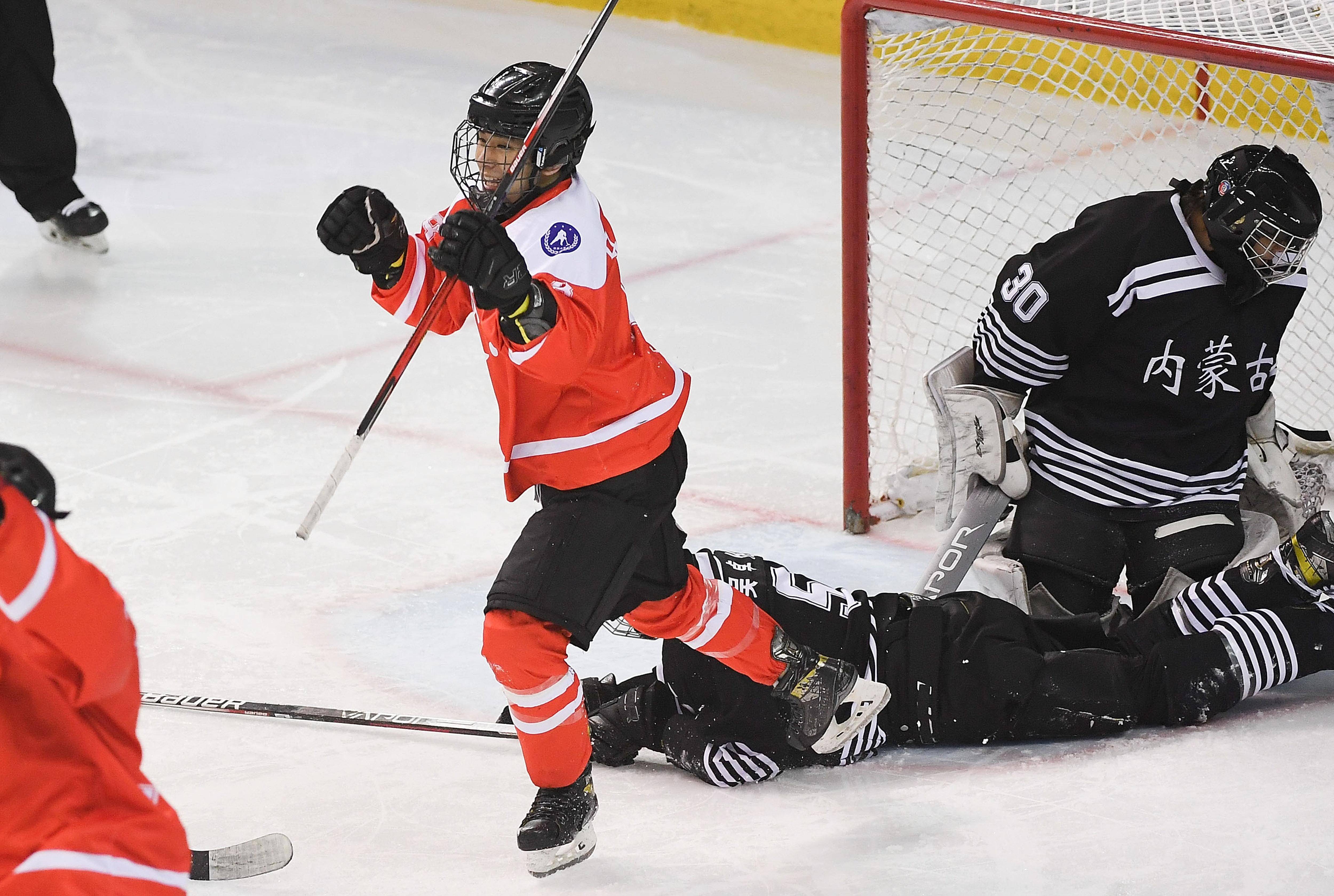 2月27日,陕西队球员马子豪(左)在比赛中庆祝进球得分.