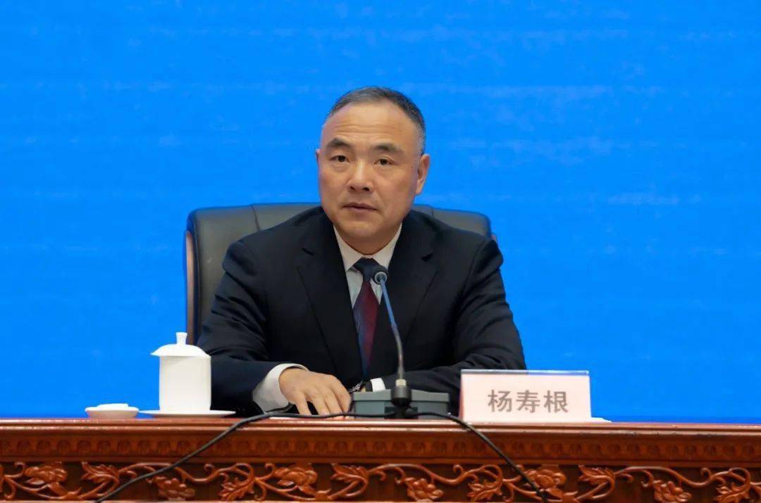 发布会上,市政府副秘书长,办公室主任杨寿根介绍金华2024年经济政策