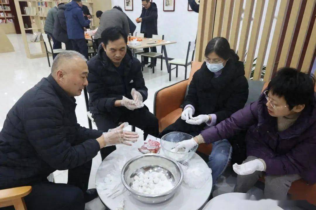 县政协机关全体人员相聚在一起,谈体会,聊回忆,滚圆宵,做萝卜灯,以"