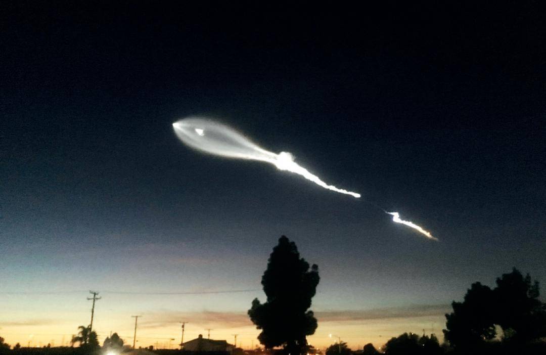 美国出现不明飞行物?漂浮在1.