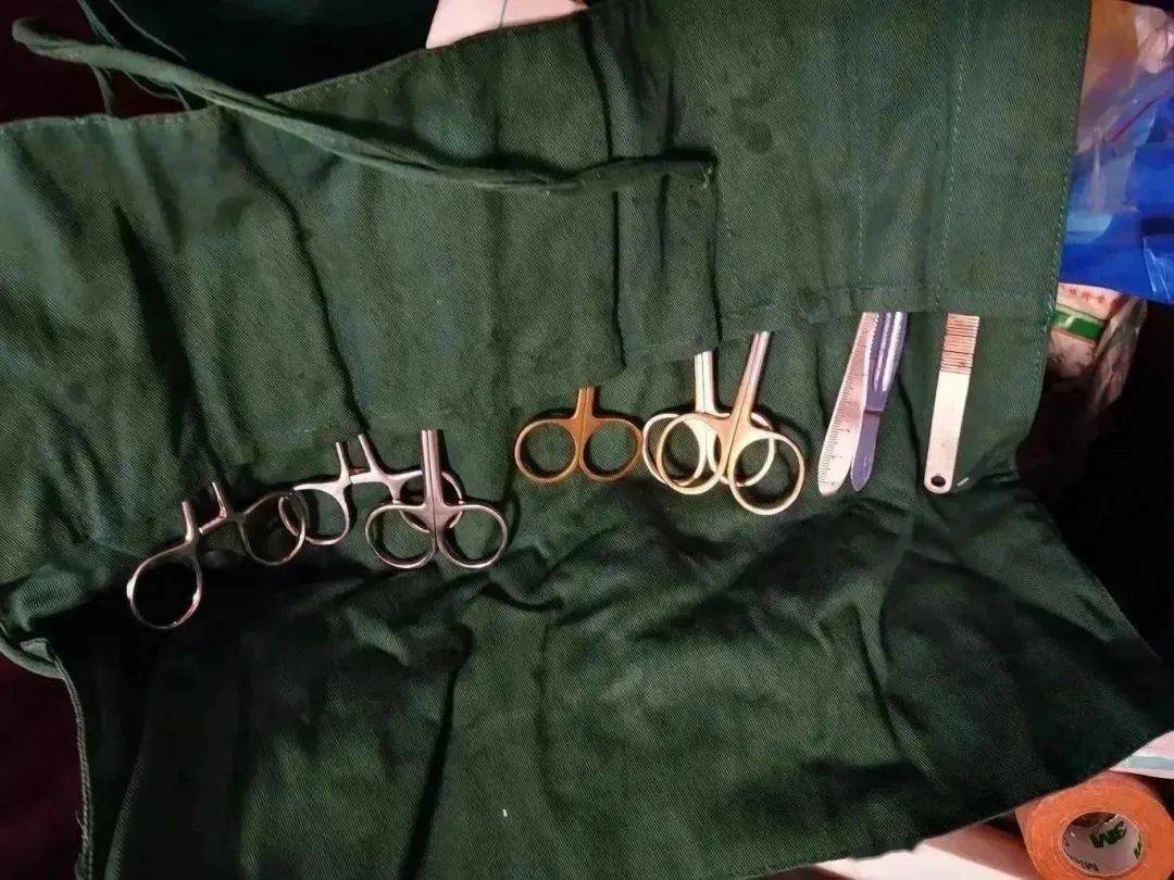 已使用过丢弃的紫色包装a型肉毒素空瓶空包装,基因毒素空瓶,带血纱布