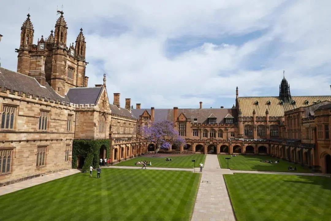 他们参观了悉尼大学,格里菲斯大学,昆士兰大学和德邦大学等知名高等