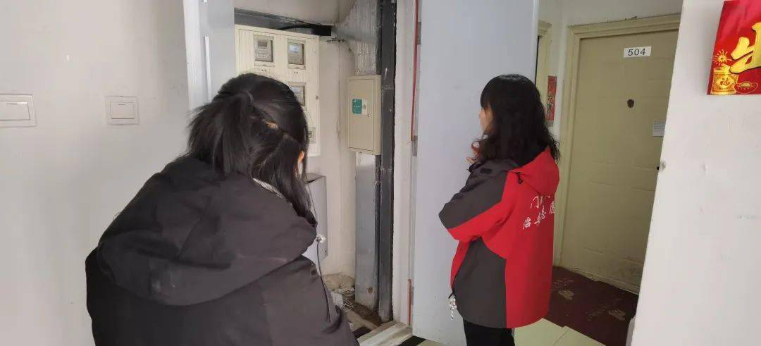 工作人员采取"边检查,边整治,边宣传"的方式,重点查看了公共走廊,楼道