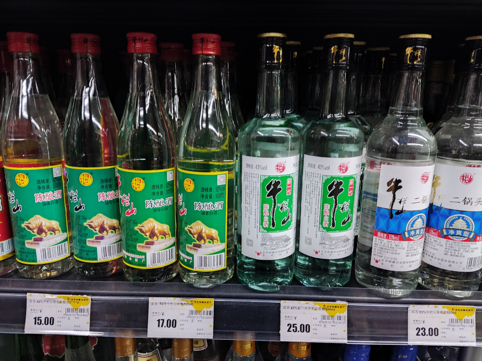 线下商超便利店主售卖的牛栏山二锅头集中在42度500ml和52度500ml两款