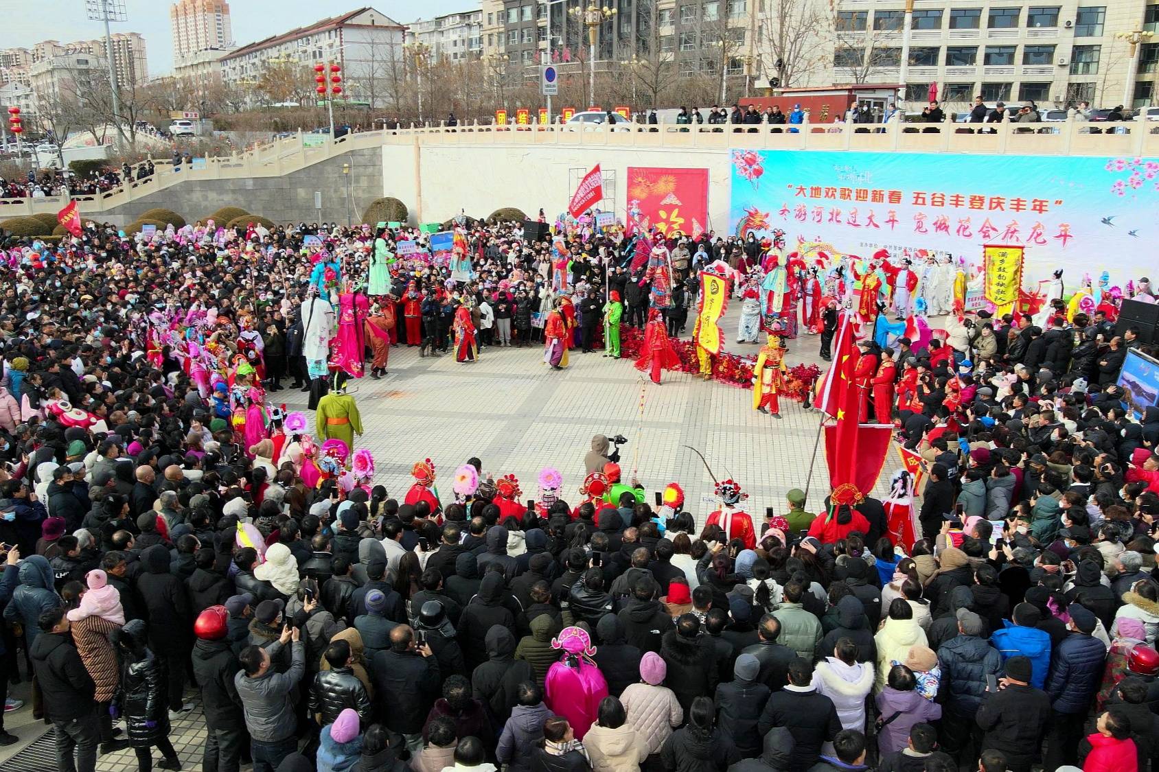 花会展演活动,在河北省承德市宽城满族自治县民族文化广场拉开帷幕