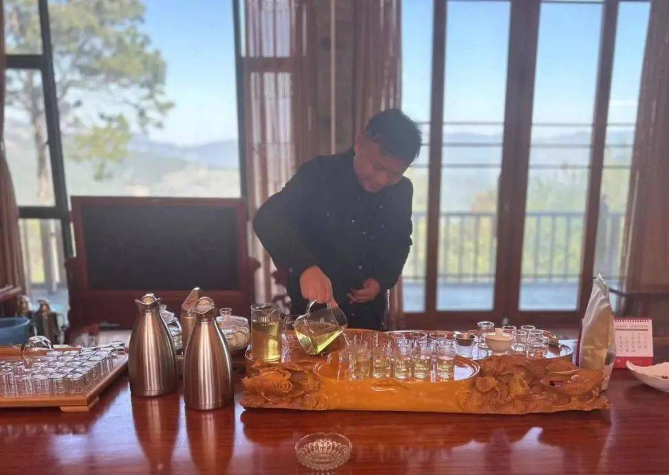 图为南涧县罗伯克茶场总经理李字银此外,我们还参观