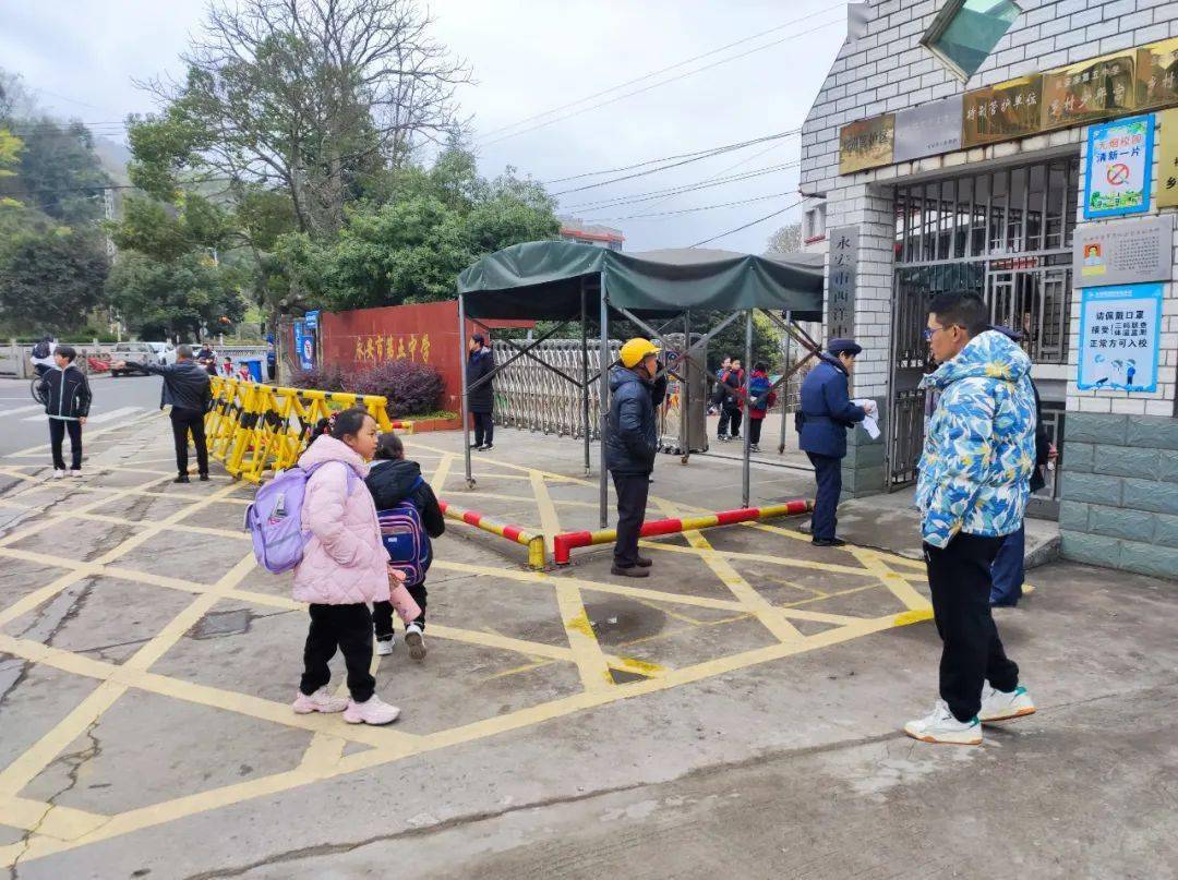 永安五中开展仪容仪表专项检查活动_校服_头发_符合规定