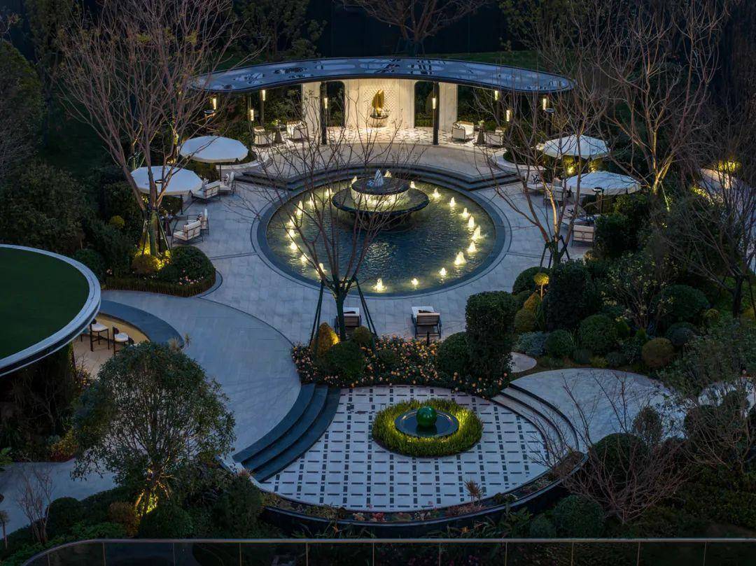 点缀,花间浓荫的掩映,悠长的草木香气,犹如走进莫奈油画中的午后花园