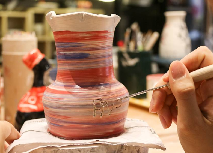 素坯彩绘青花瓷,是景德镇四大经典名瓷之一,属釉下彩瓷.