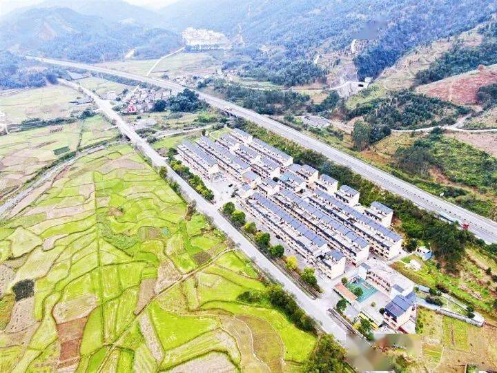 37亿元实施水库移民美丽家园建设项目,打造了横州市云表镇朝阳村,上林