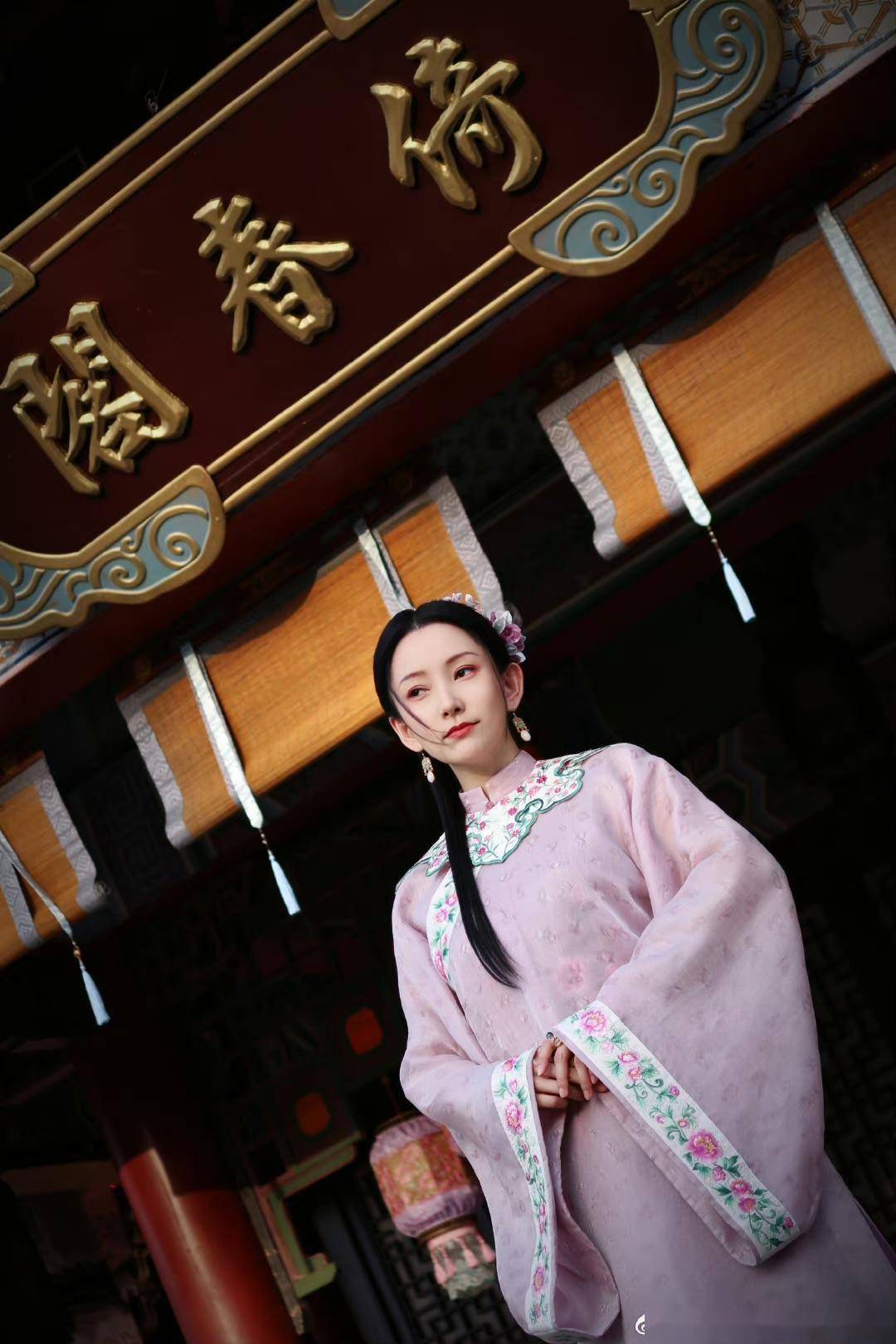 香港性感女星文凯玲开心晒婚照!