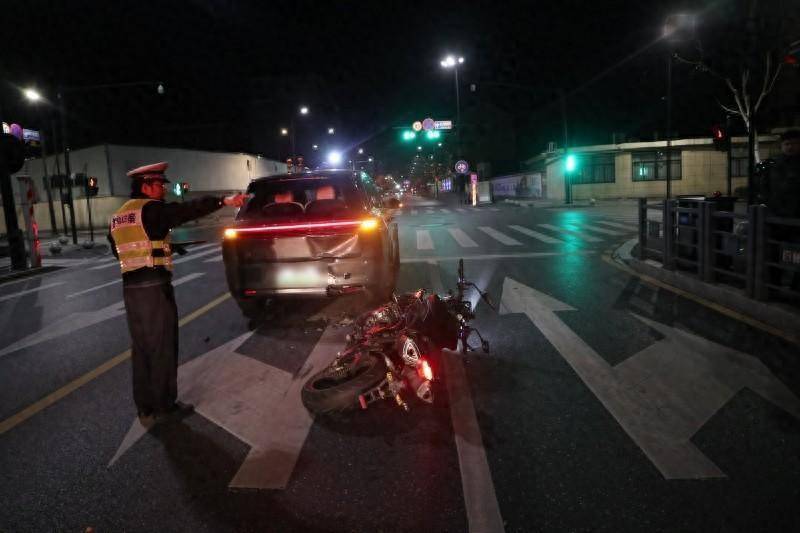 浙江杭州临安一男子酒驾出车祸 交警:自负全责_事故_酒精_车辆