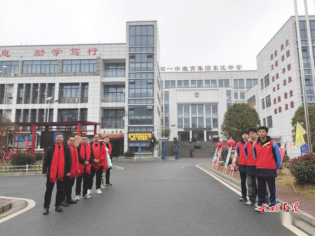 开学第一天 天寒难挡"开学热"!耒阳20余万名学子顺利报到