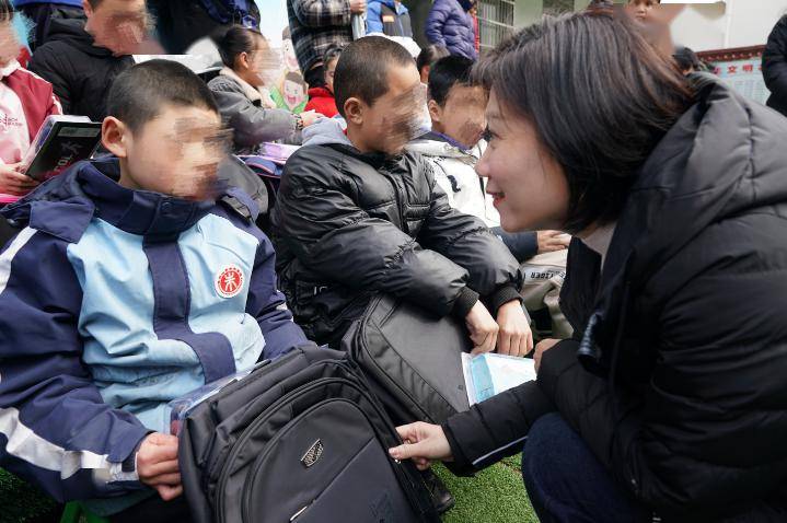 最后,黄菁等为获奖选手颁发了奖品,为每一位孩子送上慰问品,孩子们也