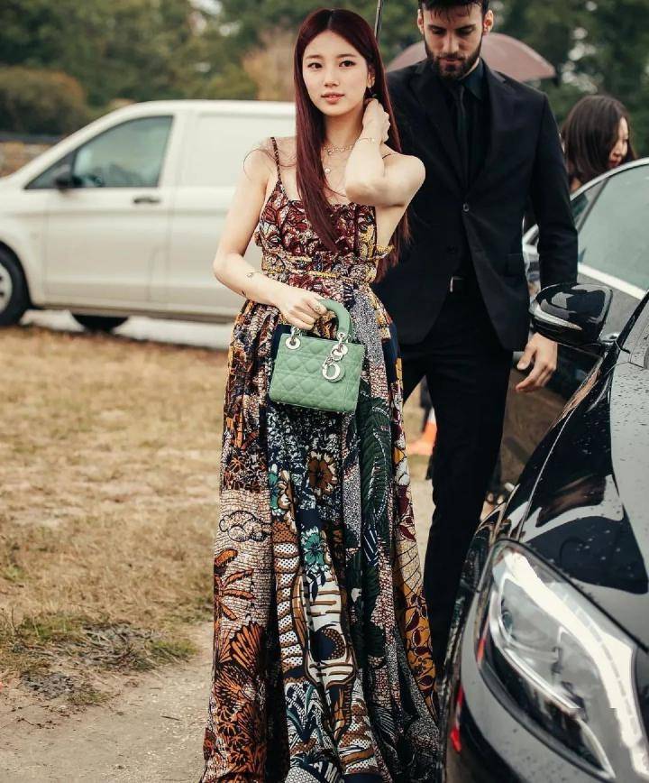 和国民男神分手后,她在50亿豪宅里躺平了:30岁最