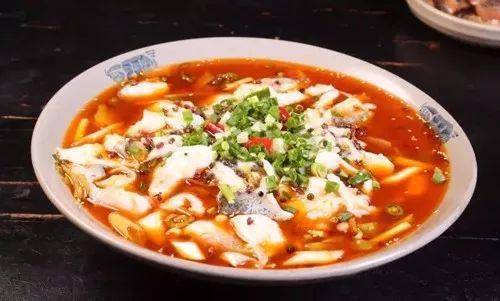 红油20克烧至四成热,下干青花椒,干红辣椒各10克,姜片,蒜片各5克炒香