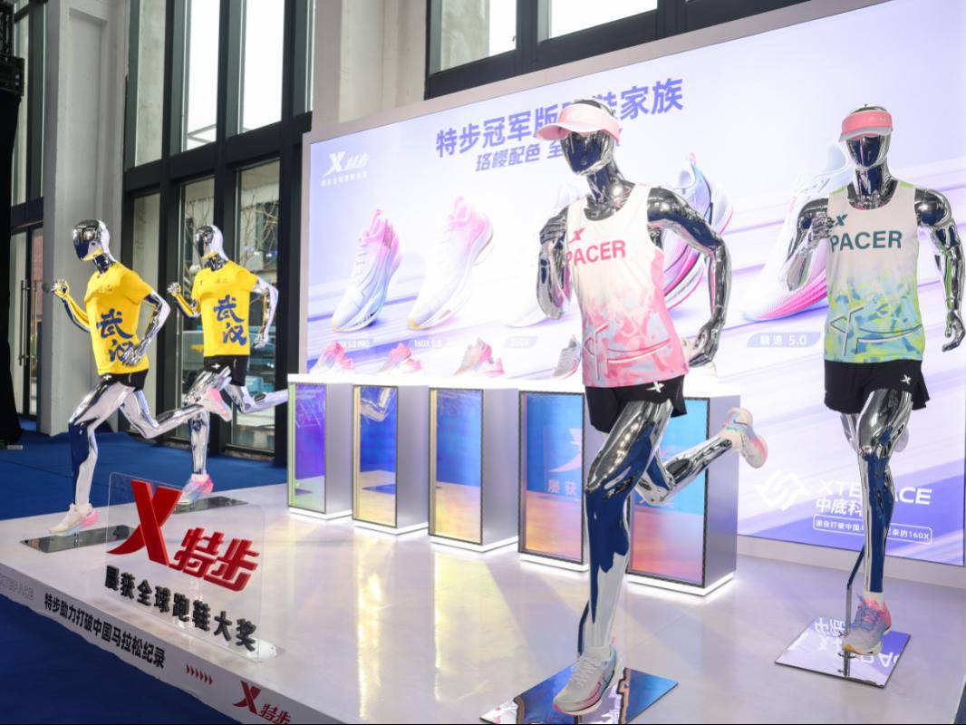 汉马完赛奖牌正面传承楚风汉韵,巧妙运用楚国文物和氏璧的轮廓和底纹