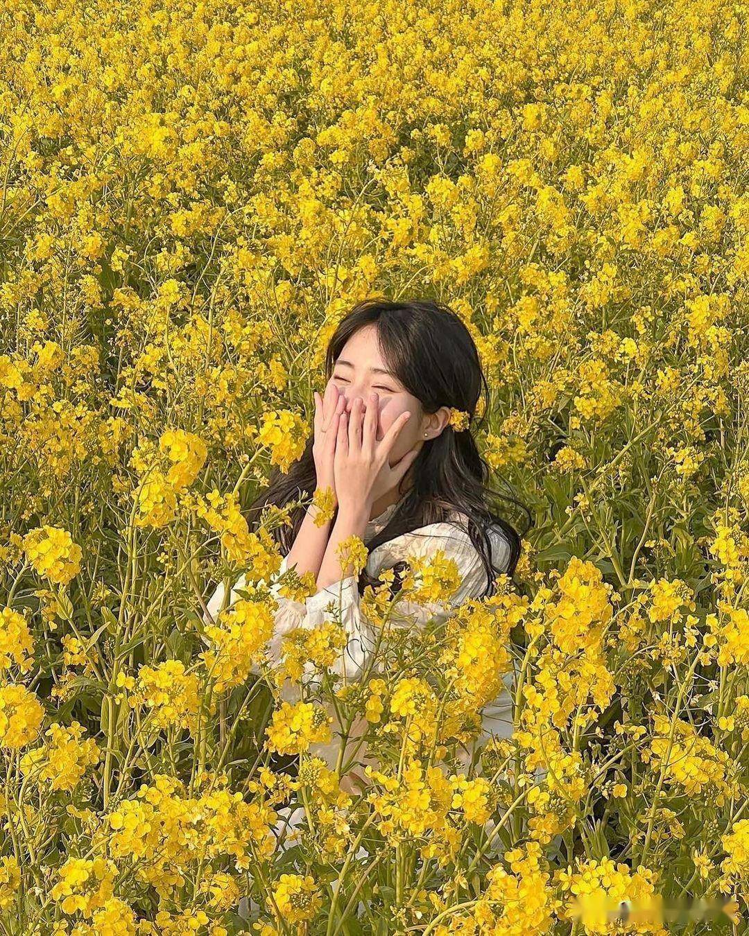 油菜花海人像照片怎么拍,拍照姿势11个,大方自然不尴尬