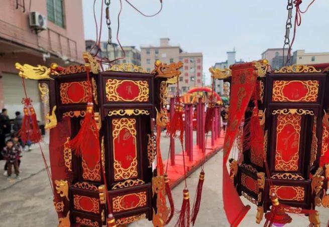 七号灯(横财就手,和气生财)由钟丽云以10888元竞得.