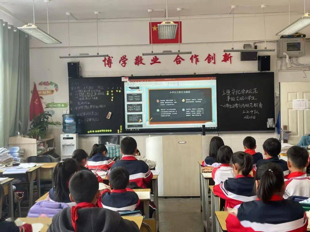文明守纪 争做新时代好队员——拓东二小开展小学生
