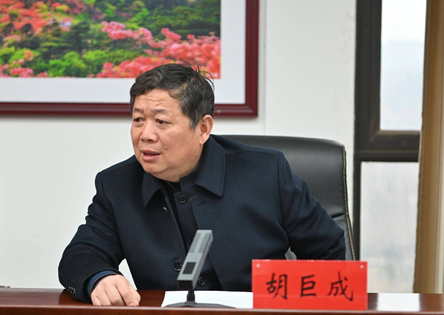 武汉大学法律系,系河南日报社信阳分社原社长,兼中共信阳市委副秘书长
