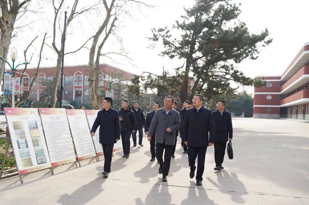 在市龙冈中学,郑荣文实地察看高三教学楼,食堂,宿舍楼等场所,随机检查