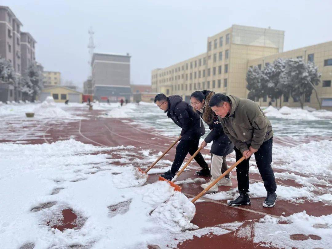 中学生扫雪照片图片