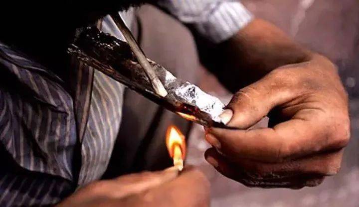 "追龙"将海洛因掺入烟丝中吸食的方式."打飞"即四号海洛因.