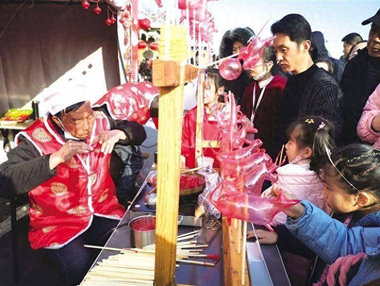 吹糖人是节日里孩子们的最爱猪八戒背媳妇独具特色紧跟时尚的捏面人