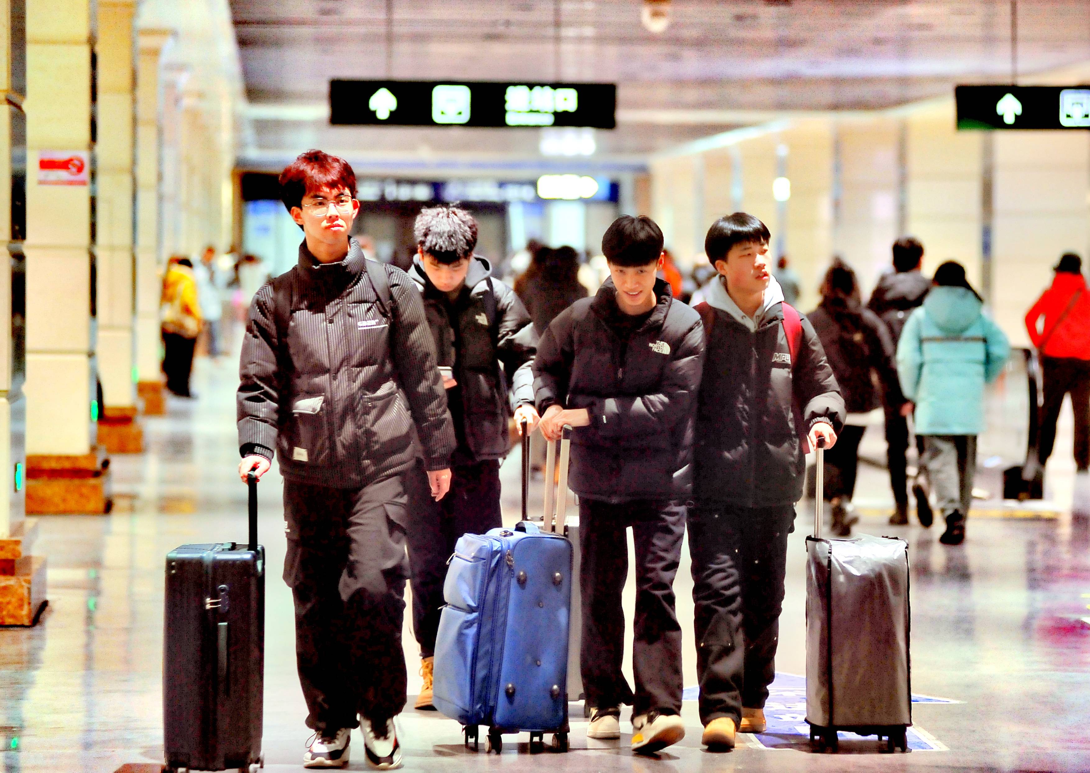 高校迎来开学季 大学生陆续返校