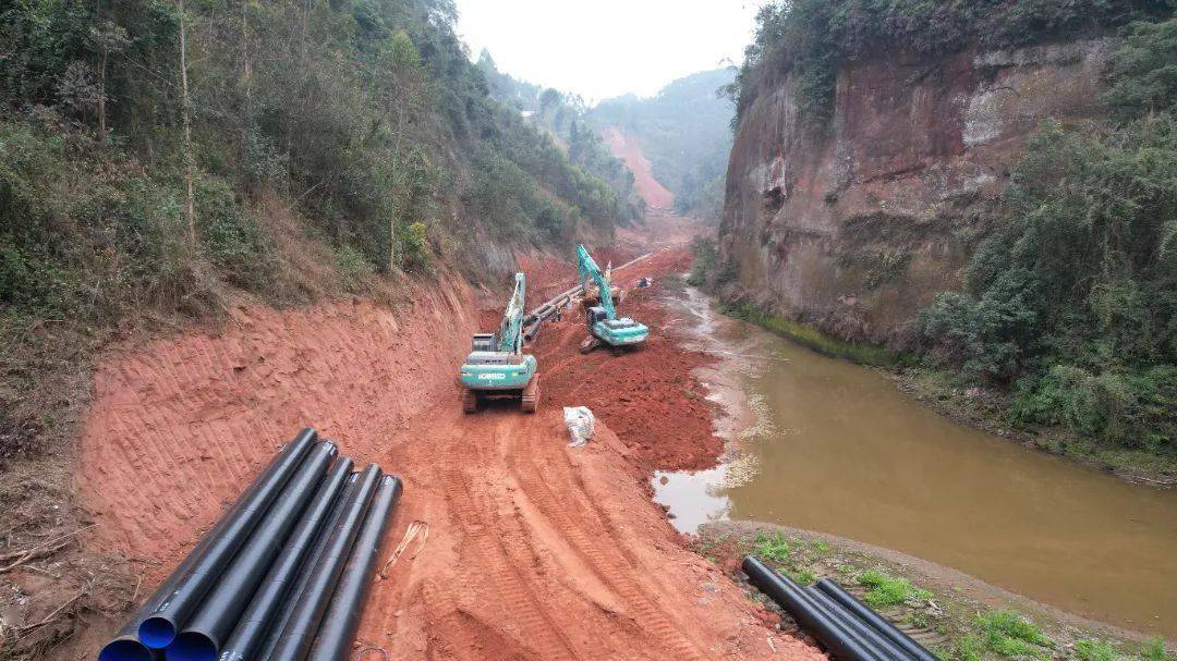 现场,只见挖掘机来回穿梭,焊花飞溅,施工人员正抓紧打磨,焊接主水管