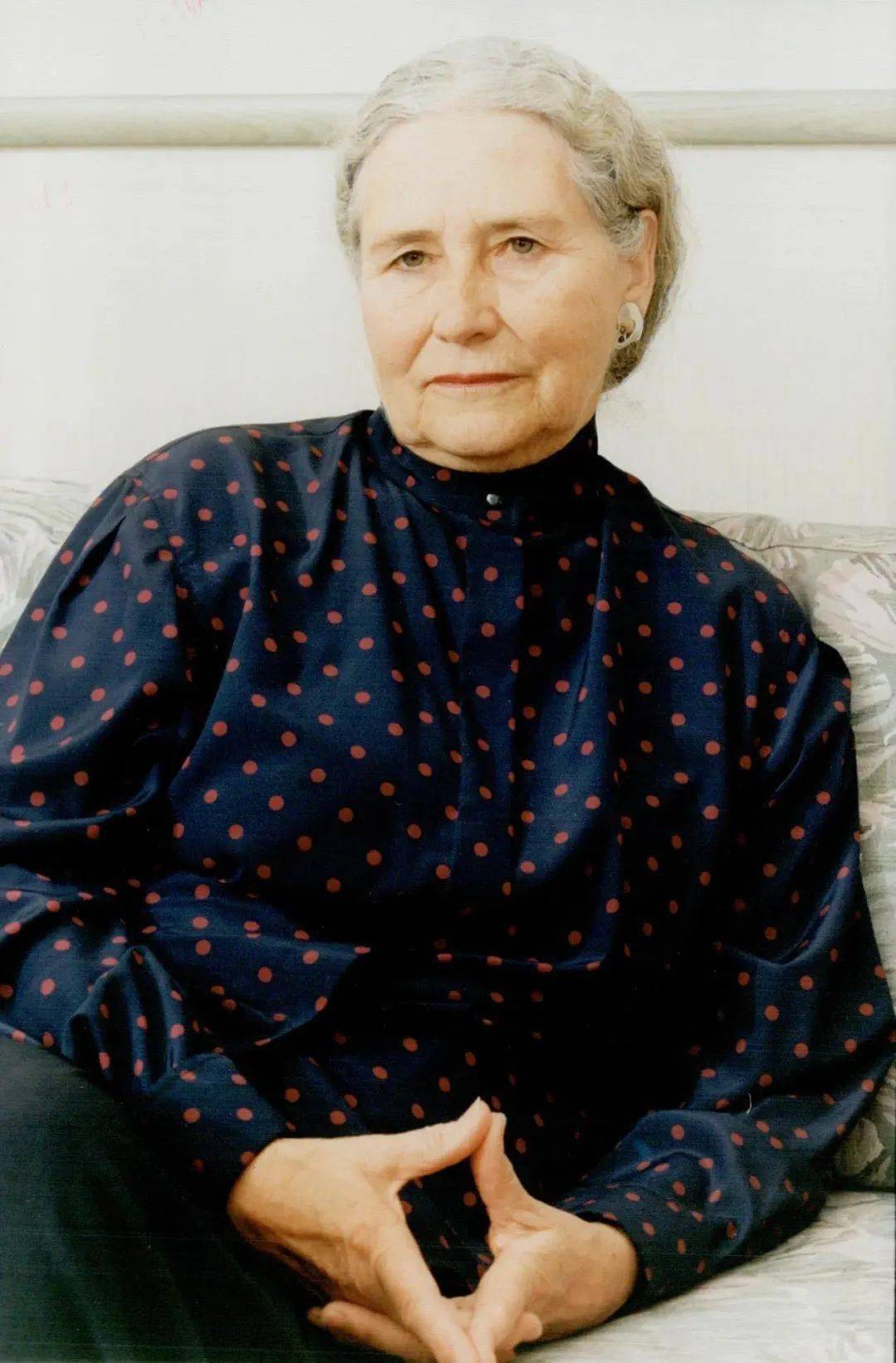 【单向历】2 月 28 日,宜放声大笑_多丽丝·莱辛_女性_读者