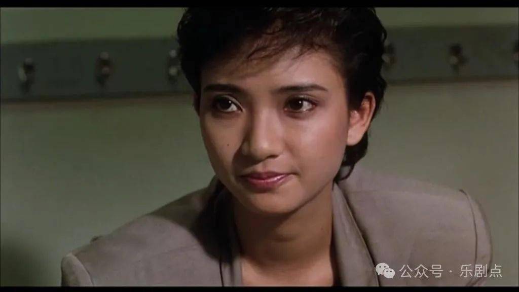 反而陈家齐的妹妹陈绮明在1992年参选亚姐,当时被传媒封为顶头大热