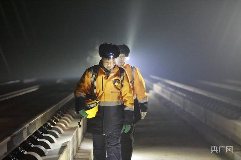 济郑高铁上的10秒钟守护_检查_大桥_进行