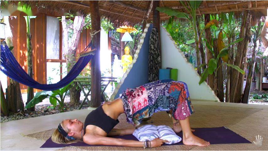 10个简单的瑜伽动作,助你进入深度睡眠!_双手_腹部_双脚