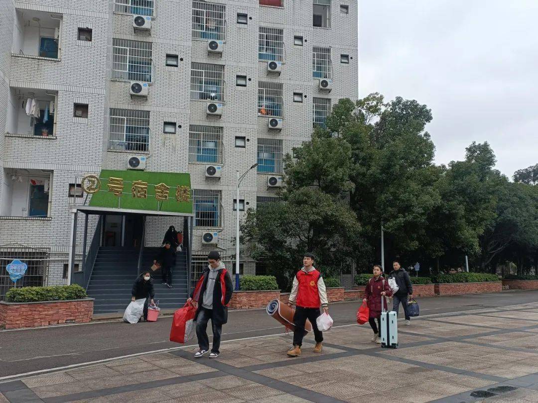 志愿服务暖人心,"青"力而为护开学 | 柳州市龙城中学开展2024年春季新